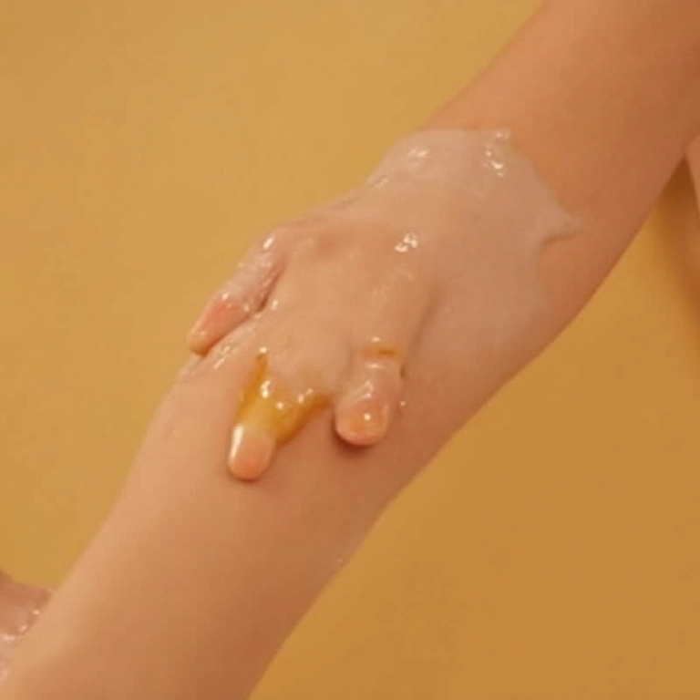 Enxaguando a pele após o uso do sabonete de açafrão, prevenindo manchas.