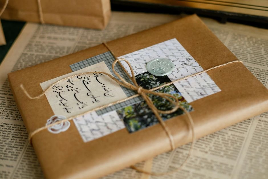 1. Sacolinha de papel kraft com carimbo