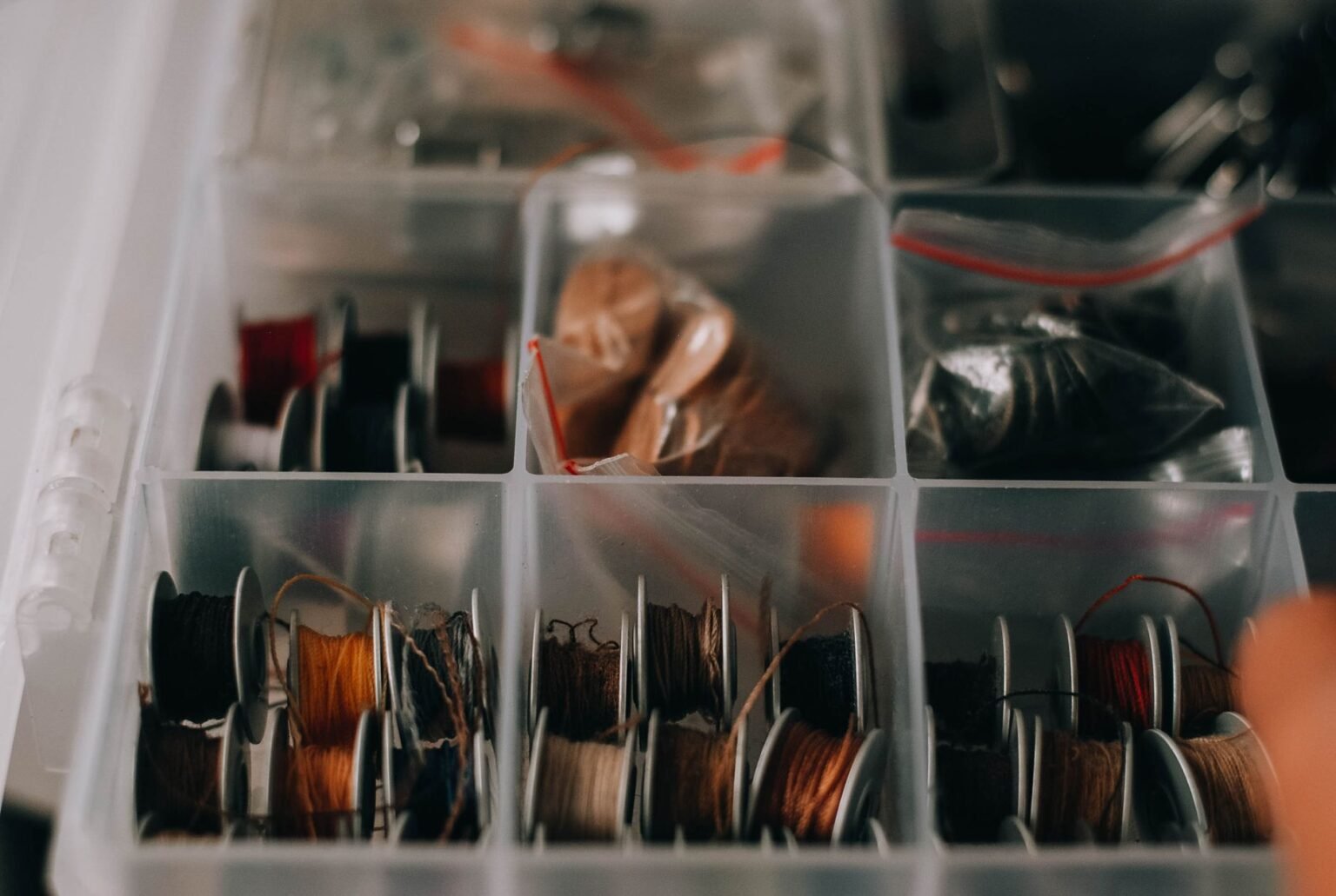 Como organizar sua caixa de materiais de artesanato (e nunca mais perder nada)