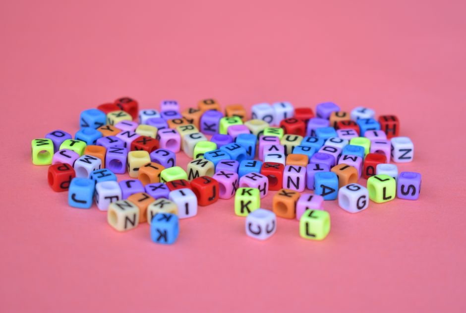 Pulseira com miçangas de letras