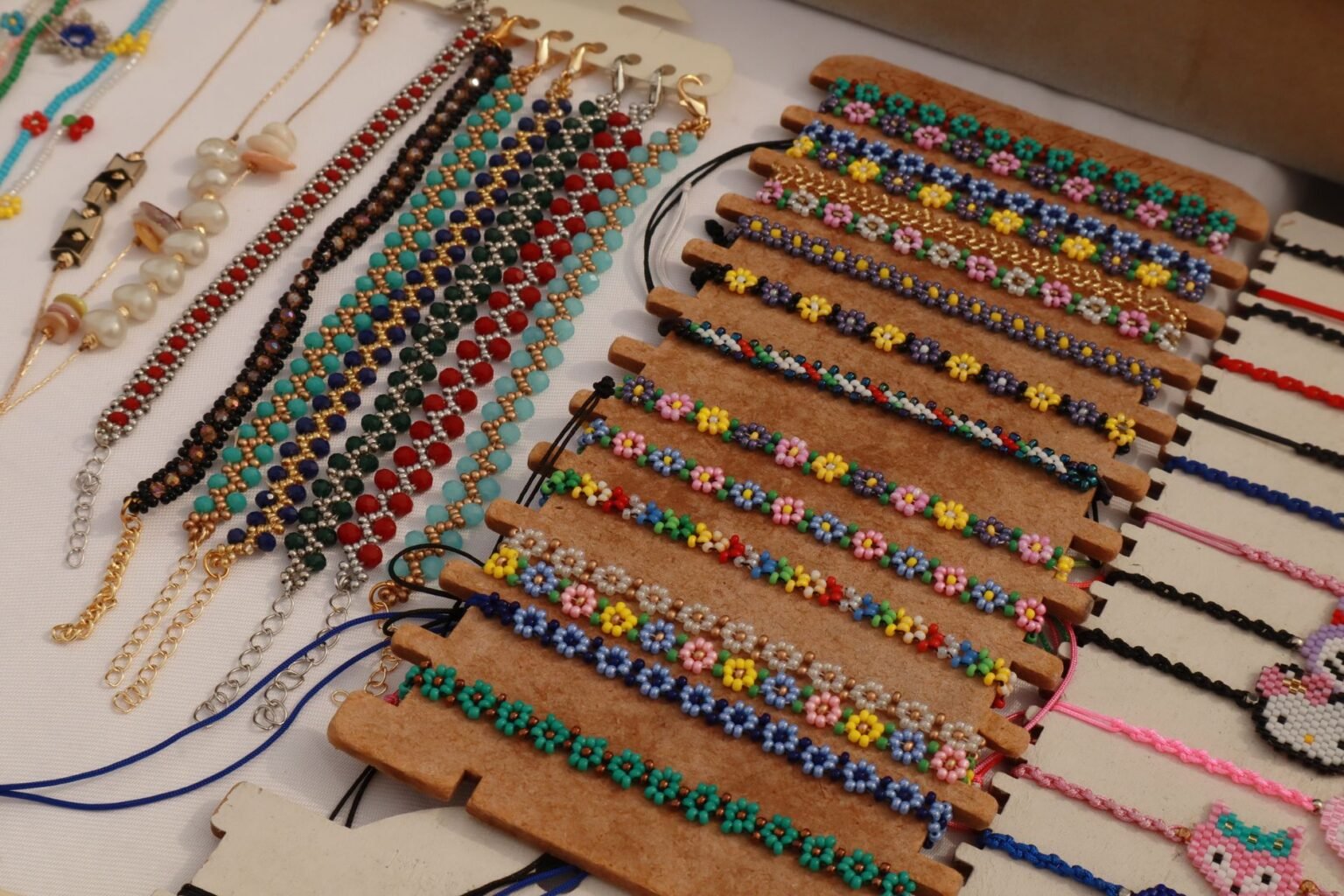 Pulseira de Miçangas Artesanal: passo a passo para presentear ou vender Pulseira de Miçangas Artesanal: passo a passo para presentear ou vender