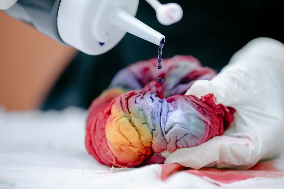 Guia prático: como fazer tie-dye passo a passo