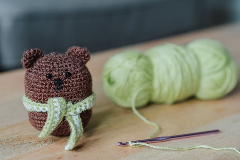 Urso com roupinha de crochê
