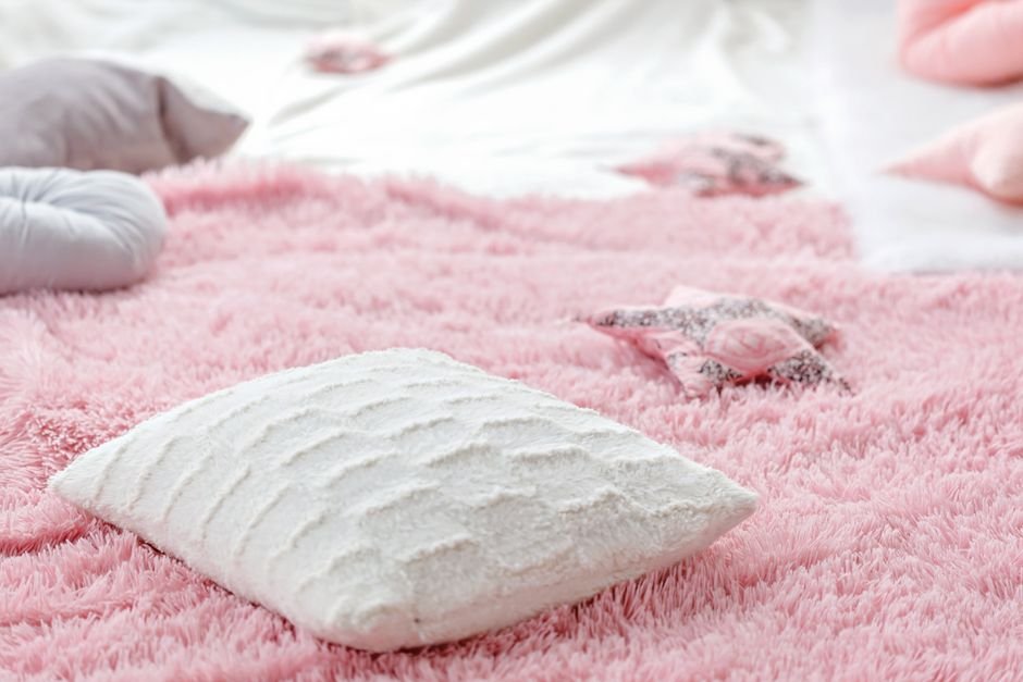 3. Tapete de pompom para quarto infantil