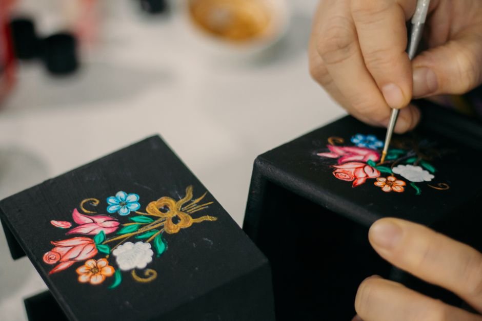 Caixa de MDF pintada à mão com flores