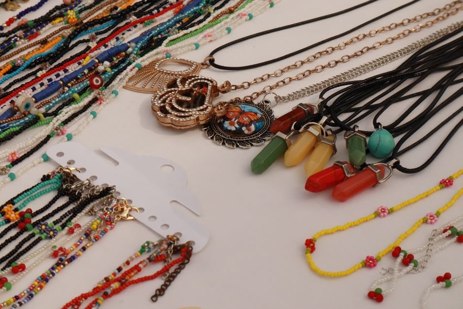 Colar boho com fio de couro e miçangas coloridas