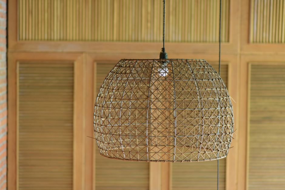 Luminária pendente com cúpula de sisal