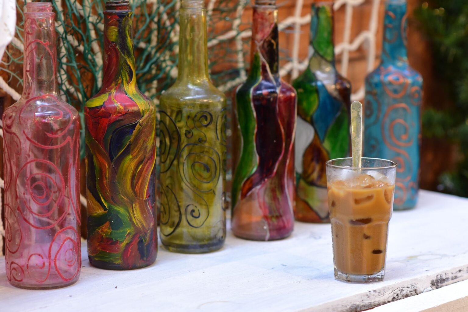 Pintura em Garrafa de Vidro: Transforme Embalagens em Decoração