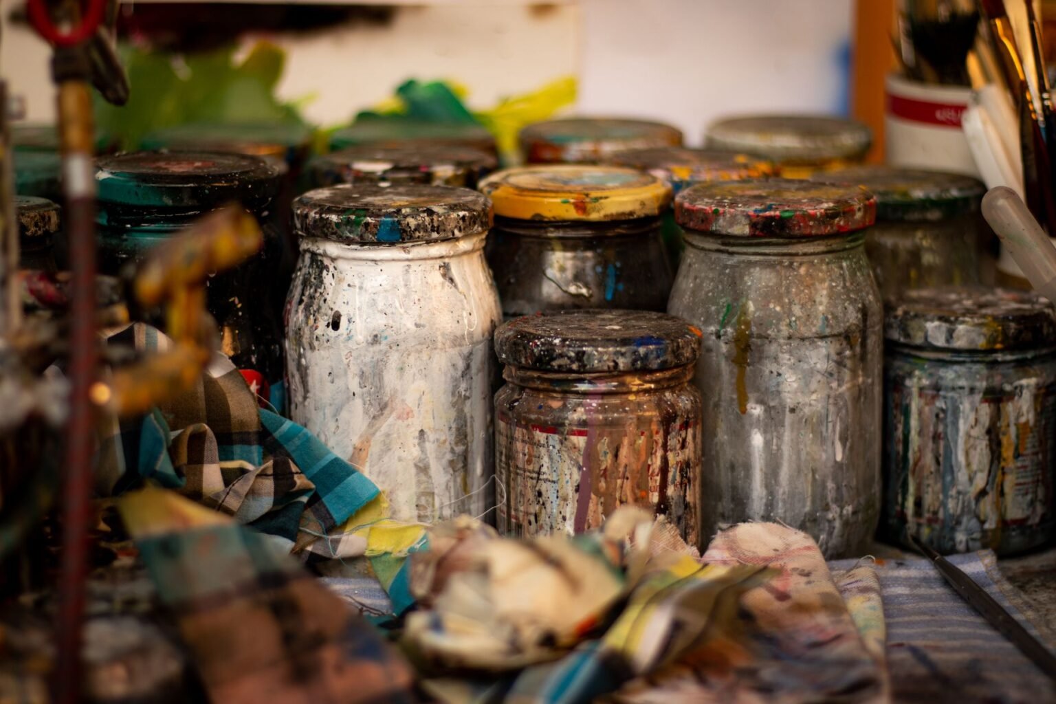 Pintura em Vitral: a técnica que transforma vidro comum em arte colorida