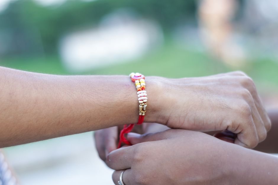 Pulseira de amizade em miçangas ou macramê