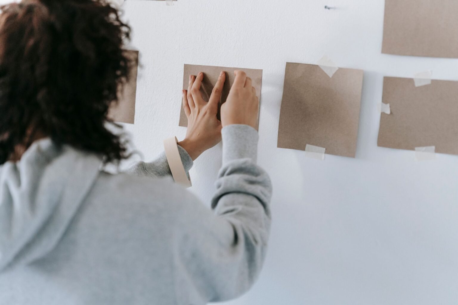Quadro com moldura de papelão: como fazer um decorativo gastando quase nada